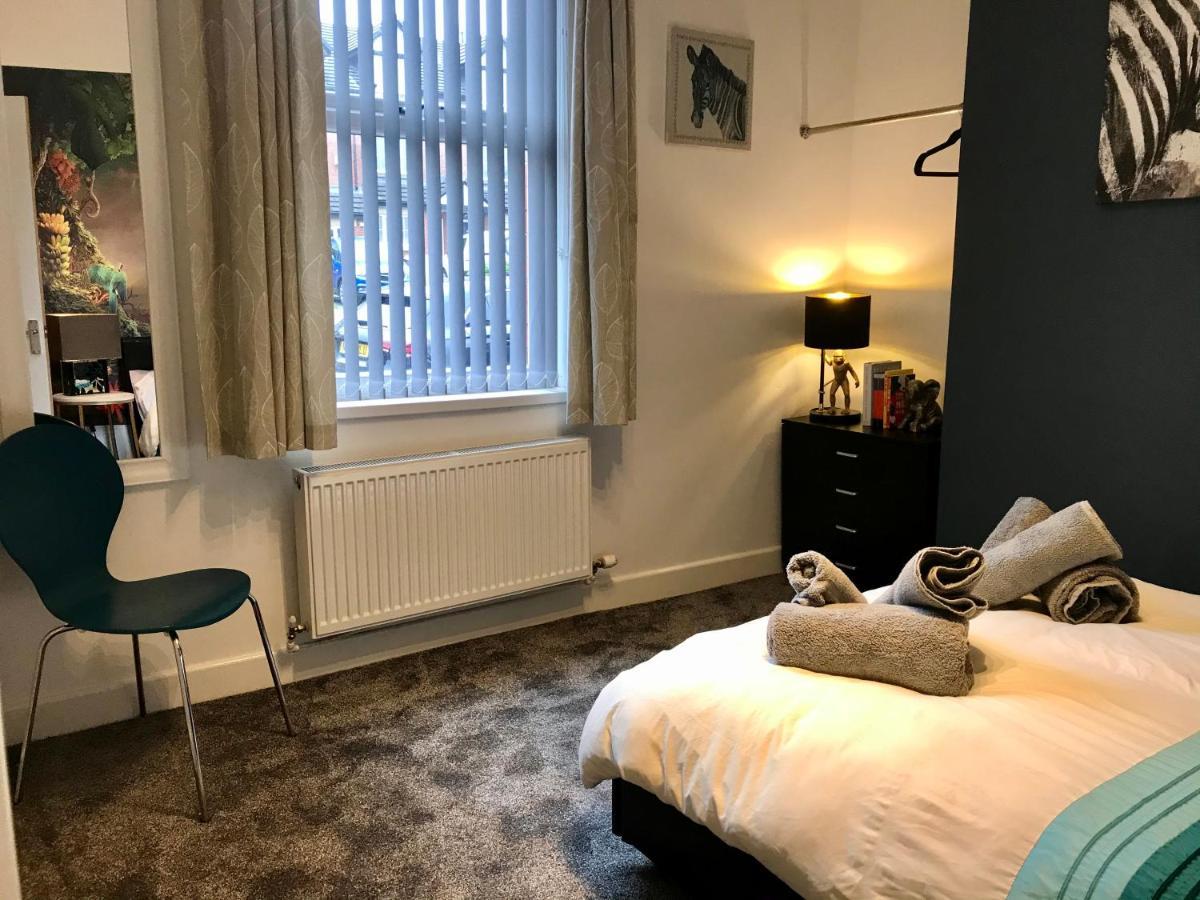 Stylish 3 Bedroom House Only 5 Mins From M6/M58 Wigan Bagian luar foto